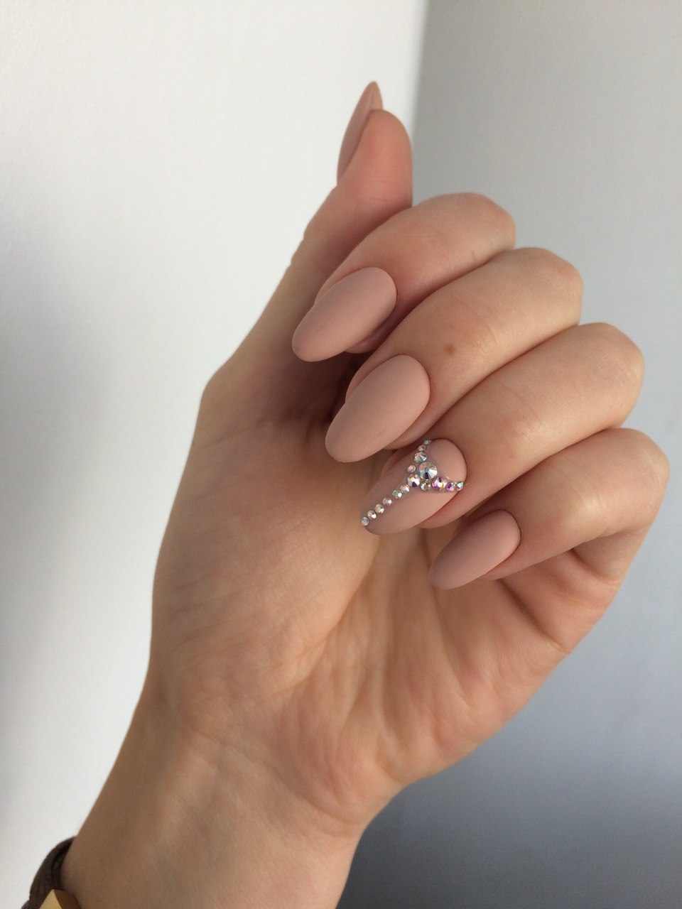 Белый французский маникюр со стразами