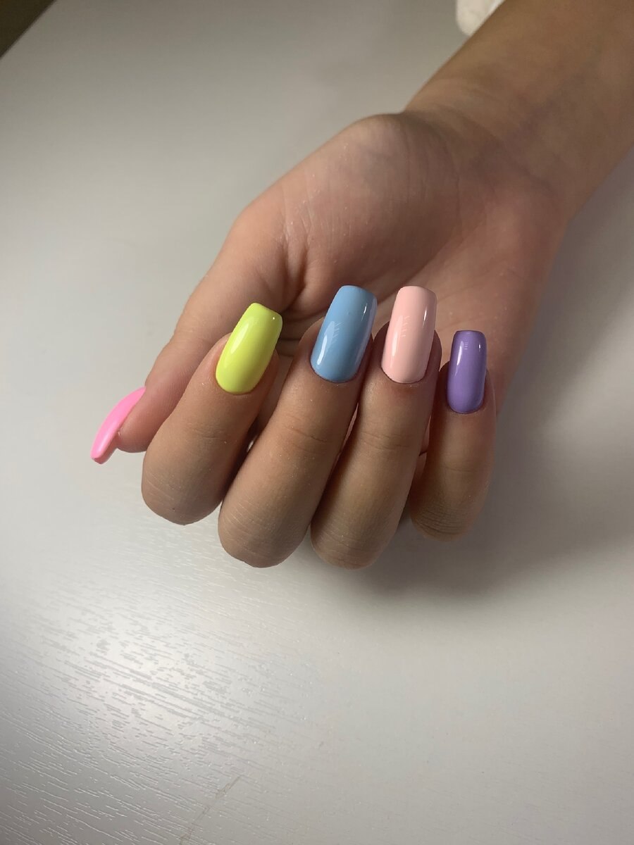 Желтые матовые ногти короткие