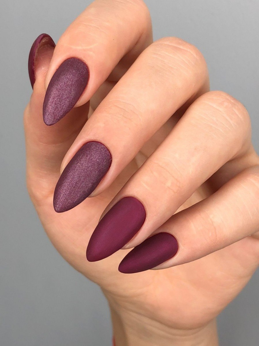 Нюдовый маникюр миндаль