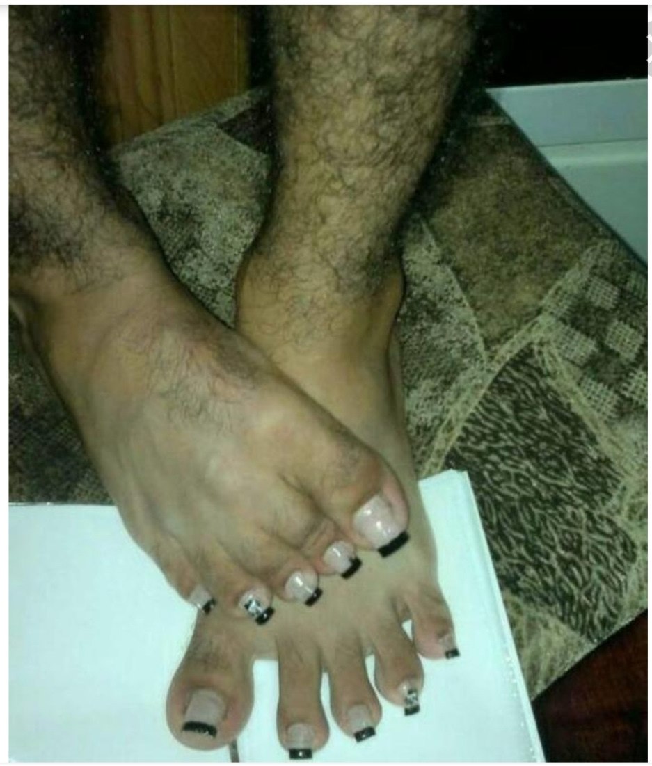 Мужские ноги педикюр