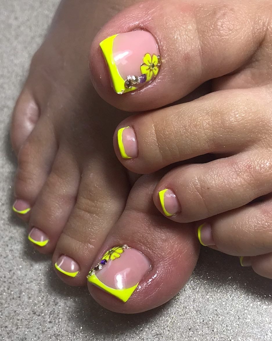 Желтый педикюр