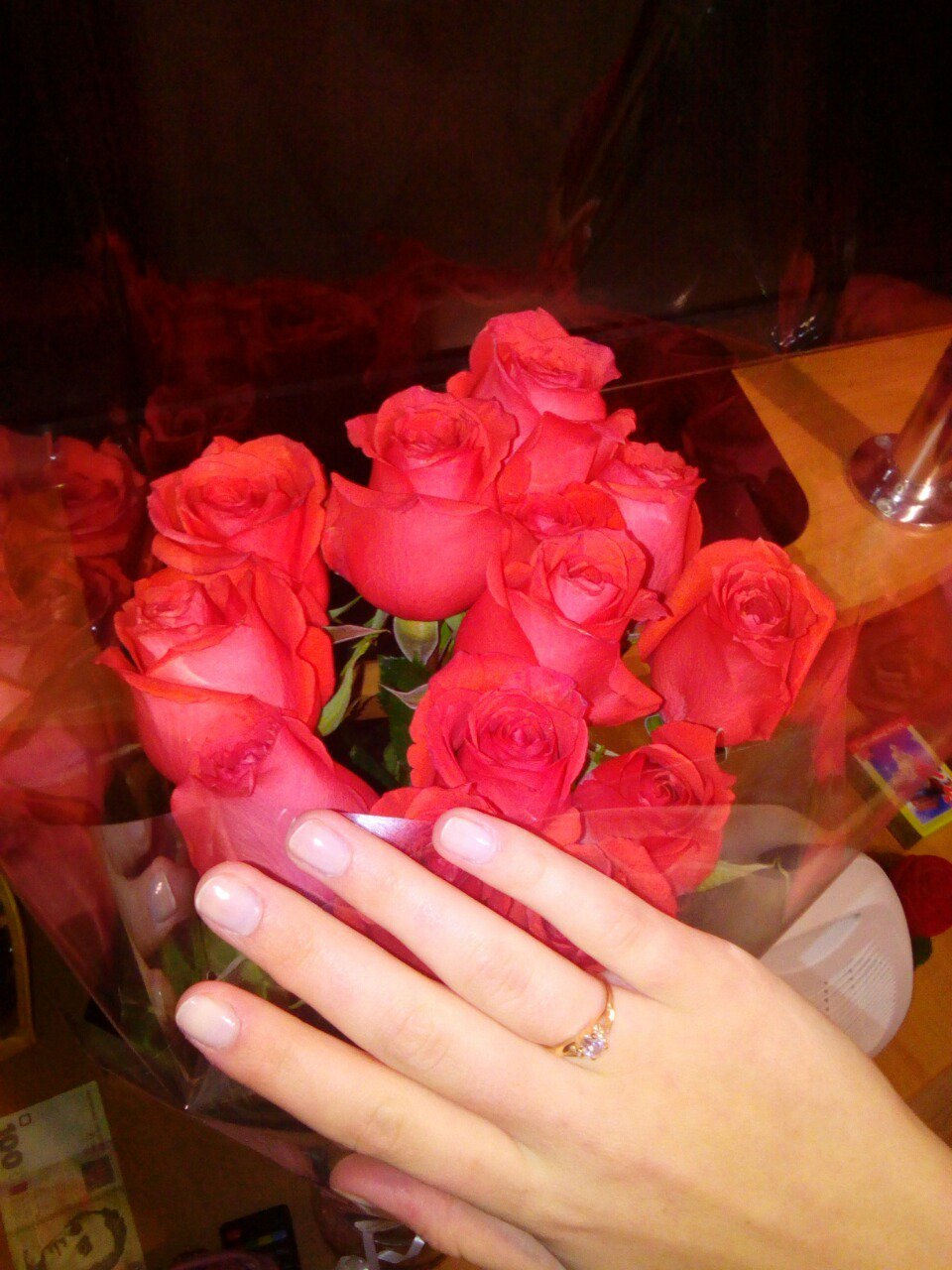 Сегодня мне подарили цветы. Букет цветов в руках. Букет роз в руках. Букет цветов с кольцом. Букет дома.