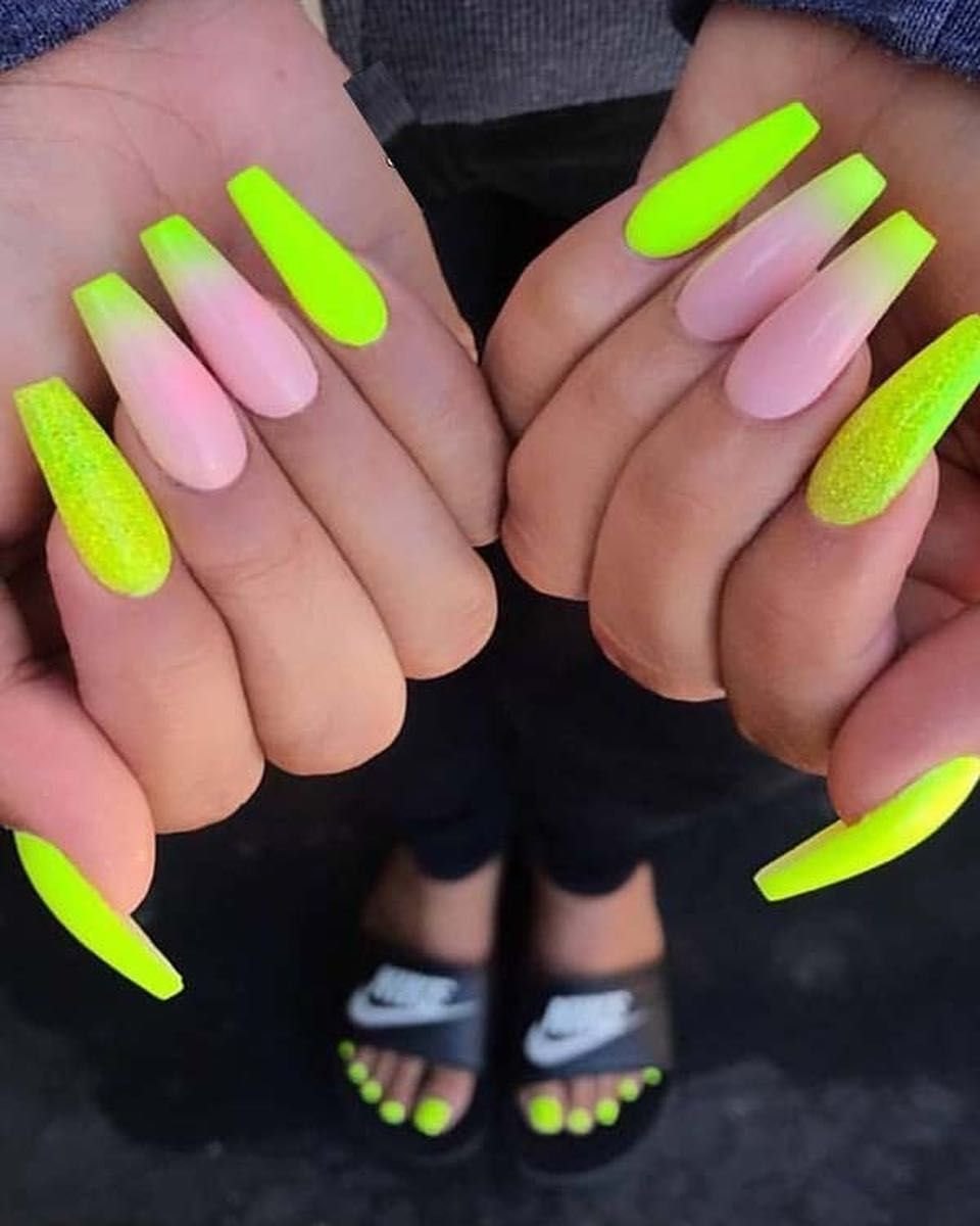 Кислотный маникюр на короткие ногти