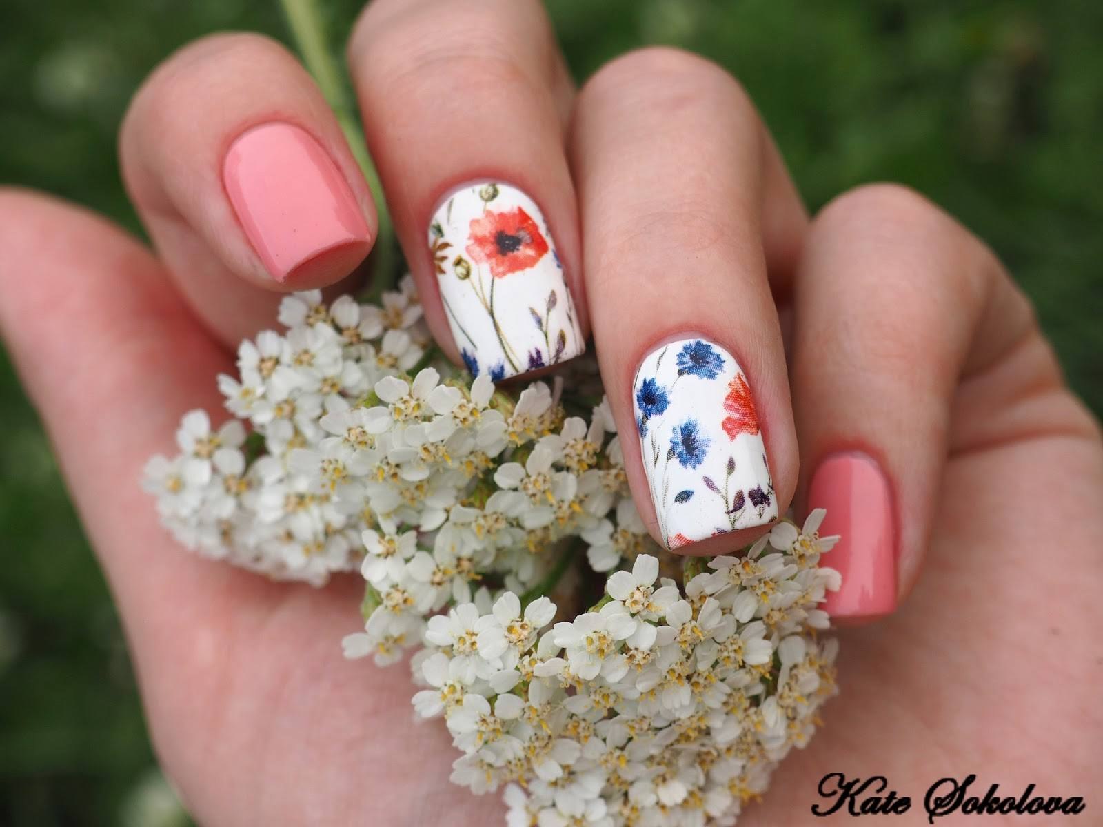 Дизайн ногтей с ромашками. Мелкие цветочки на ногтях. Цветочный маникюр. Маникюр с цветами. Ромашки на ногтях.
