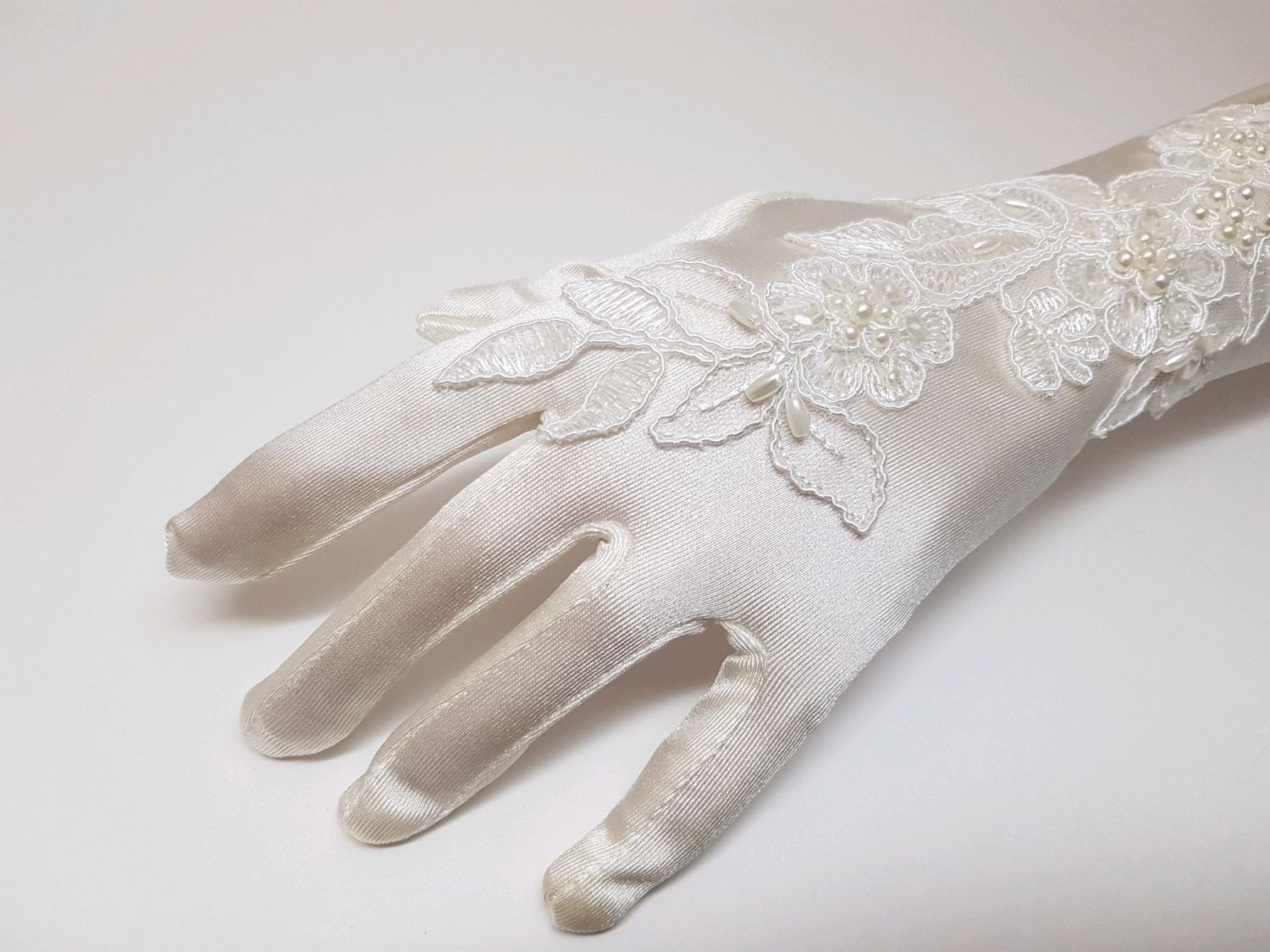 Перчатки купить ростов. Перчатки Свадебные. Прозрачные перчатки Свадебные. Свадебные перчатки длинные. Свадебные перчатки для невесты.