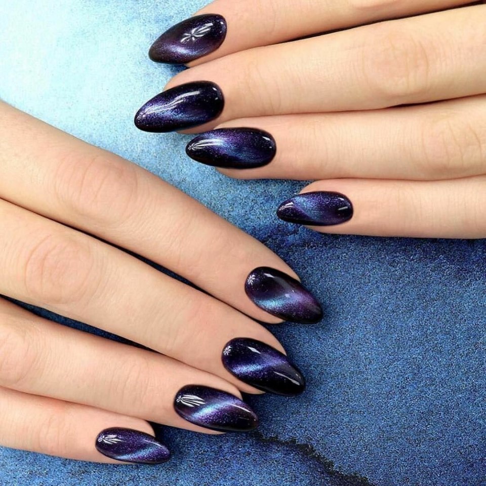 Маникюр зеленый Кошкин глаз