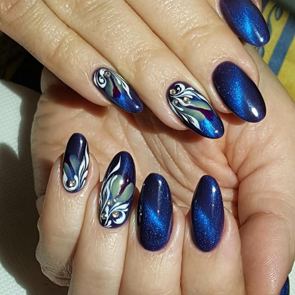 Маникюр кошачий глаз с узором