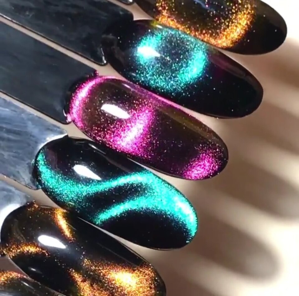 Маникюр серебристый кошачий глаз с втиркой