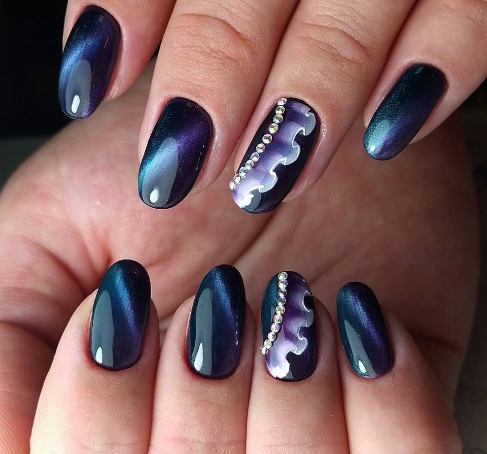 Маникюр кошачий глаз серо-голубой