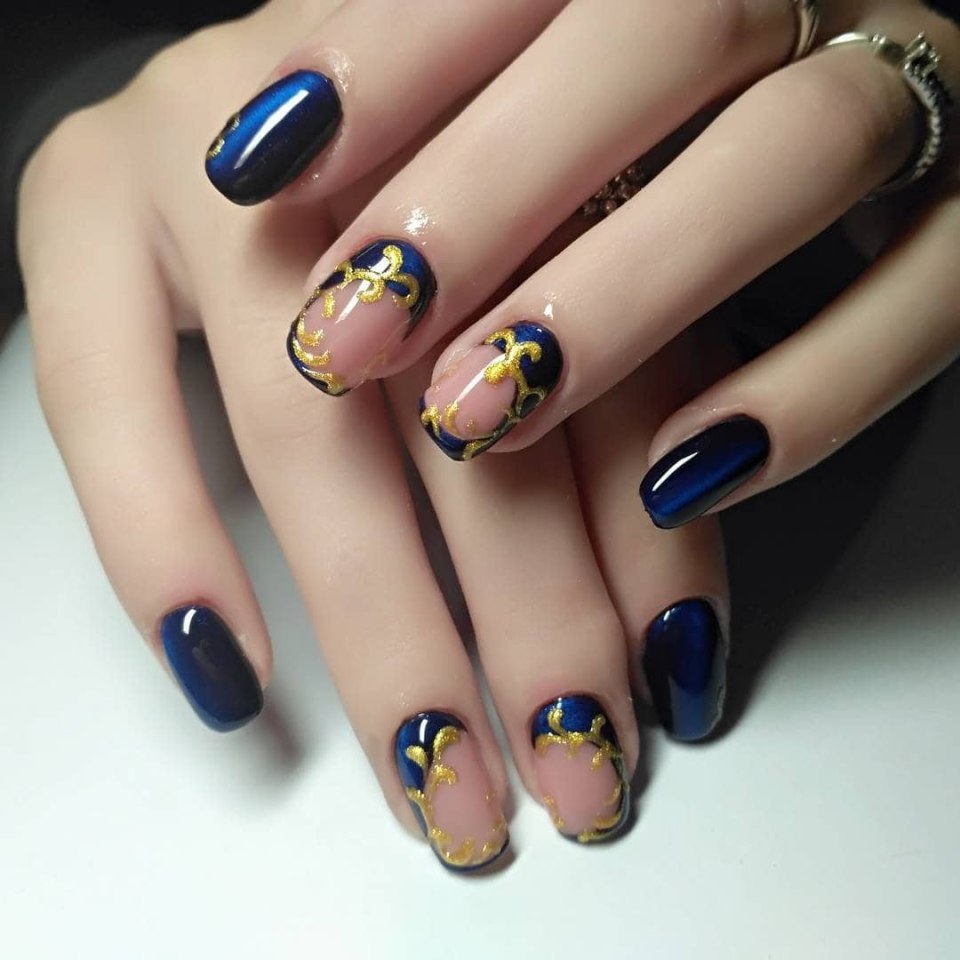 Маникюр на короткие ногти синий с золотом и кошачий глаз