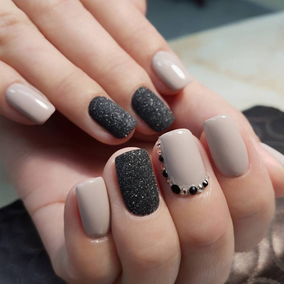 Стильный маникюр на короткие