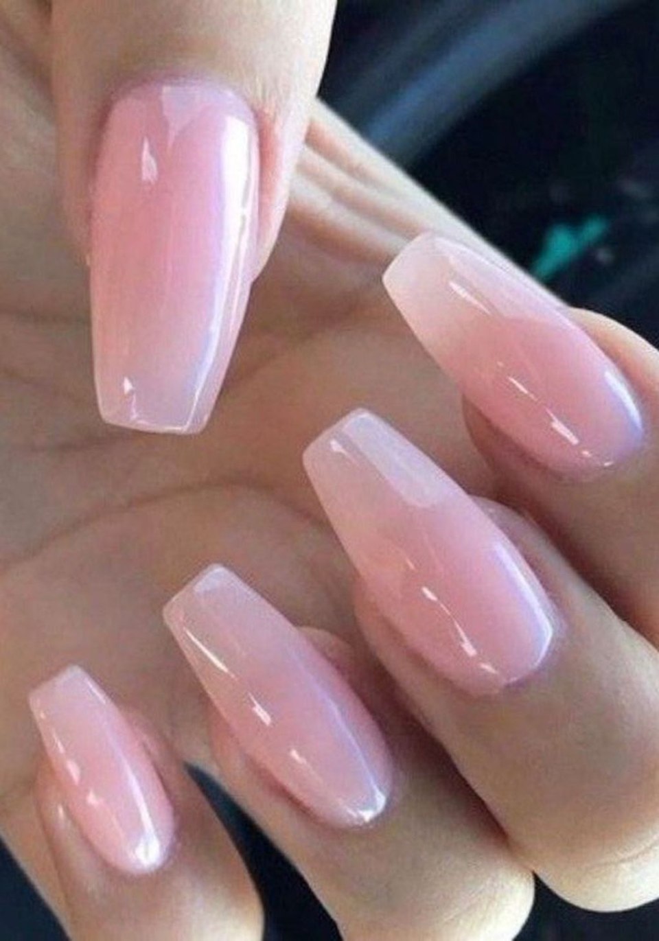 Прозрачный маникюр с розовым отливом