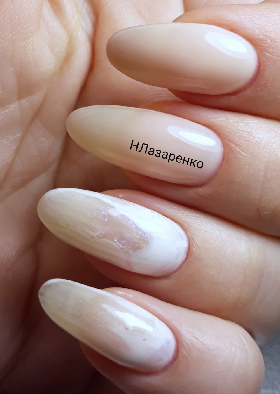 Белый матовый маникюр миндаль