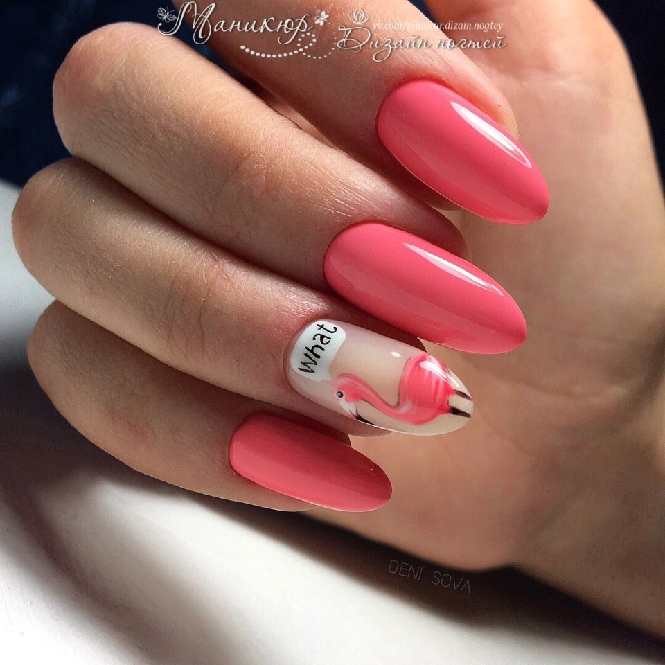 Коралловый маникюр на миндалевидных ногтях
