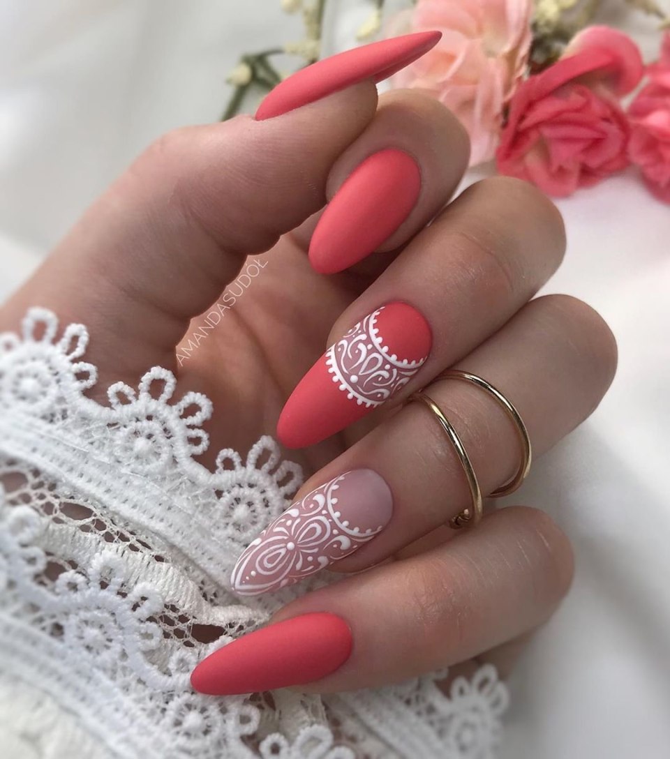 Коралловый маникюр на миндалевидных ногтях