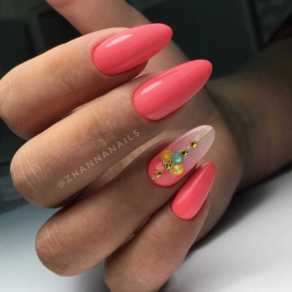 Коралловый маникюр Миндальная форма