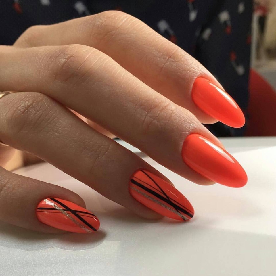 Коралловые миндальные ногти