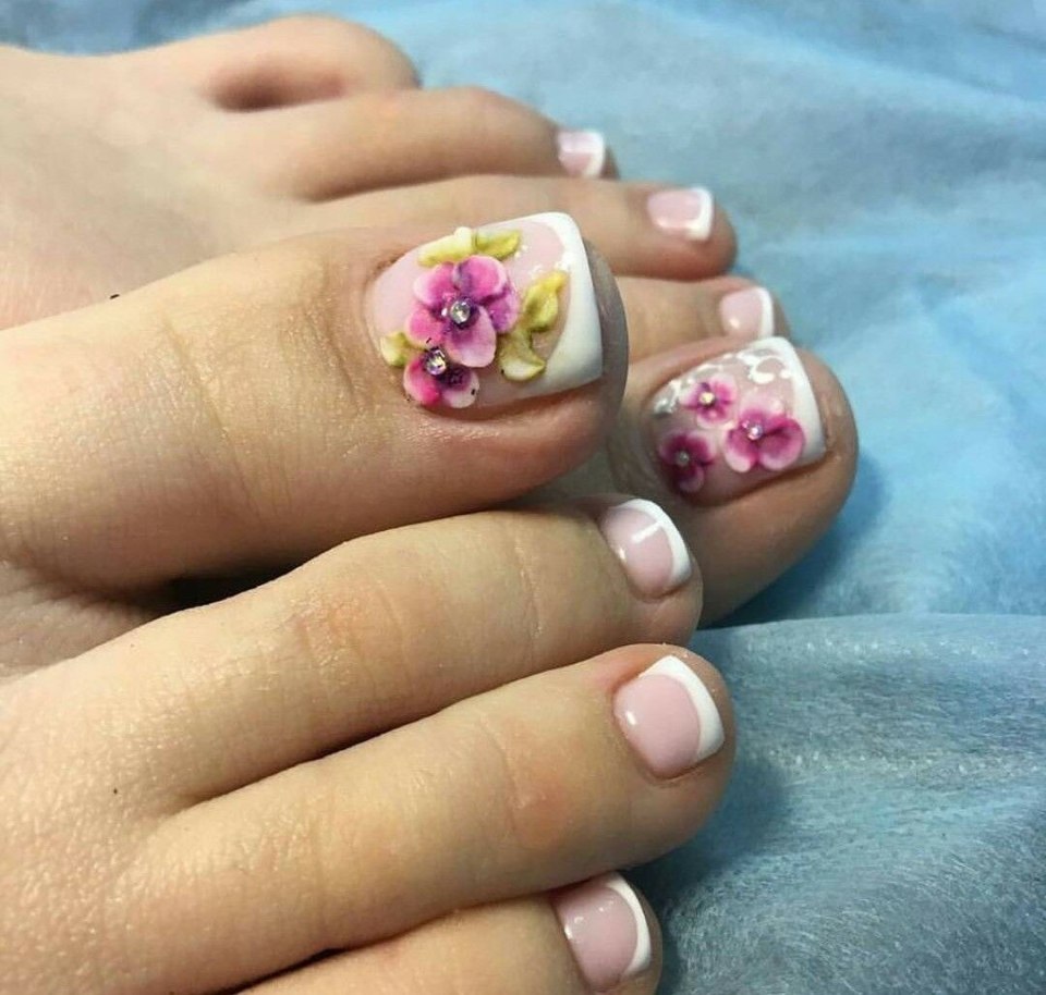 Розовый педикюр с цветочком