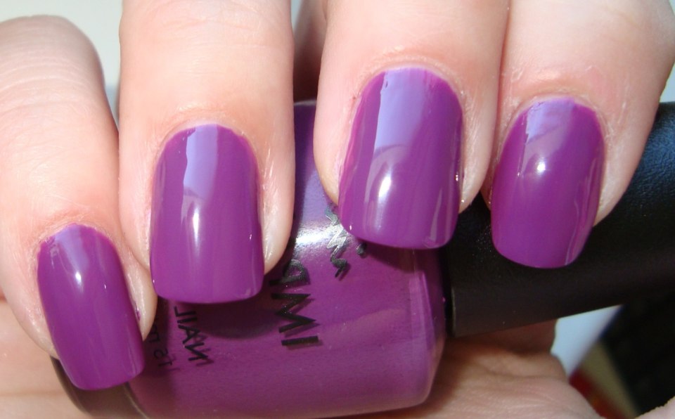 Маникюр темно фиолетовый с белым