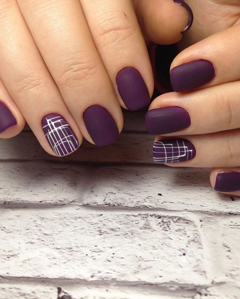 Сиреневый маникюр с полосками