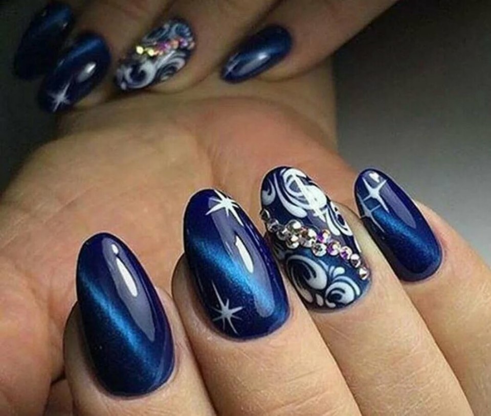 Маникюр с эффектом кошачьего глаза