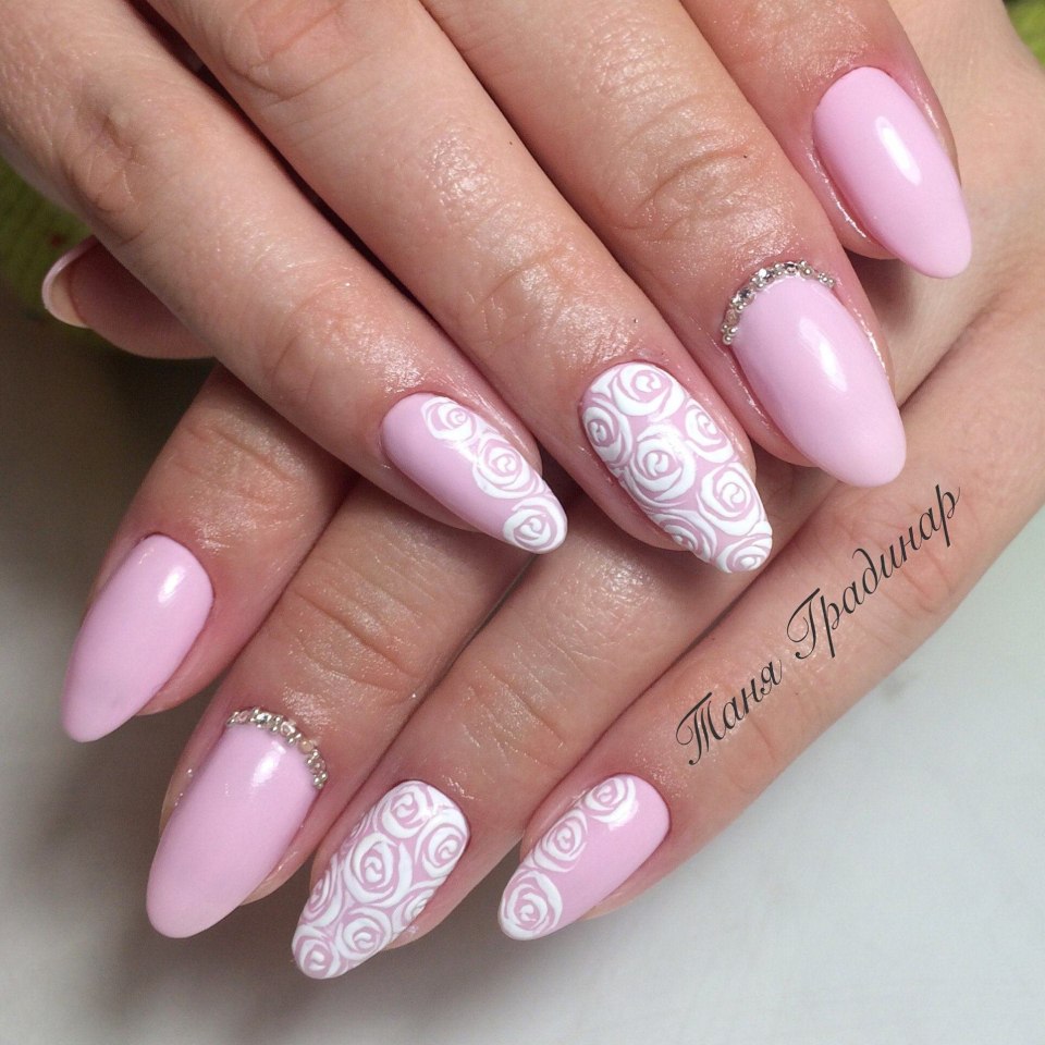 Розовый маникюр на овальных ногтях