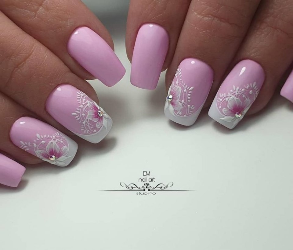 Нежно розовый маникюр с цветочками