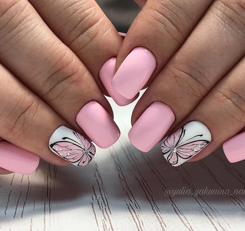 Розовые ногти с бабочками