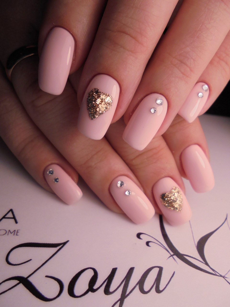 Розовый маникюр со страстразами