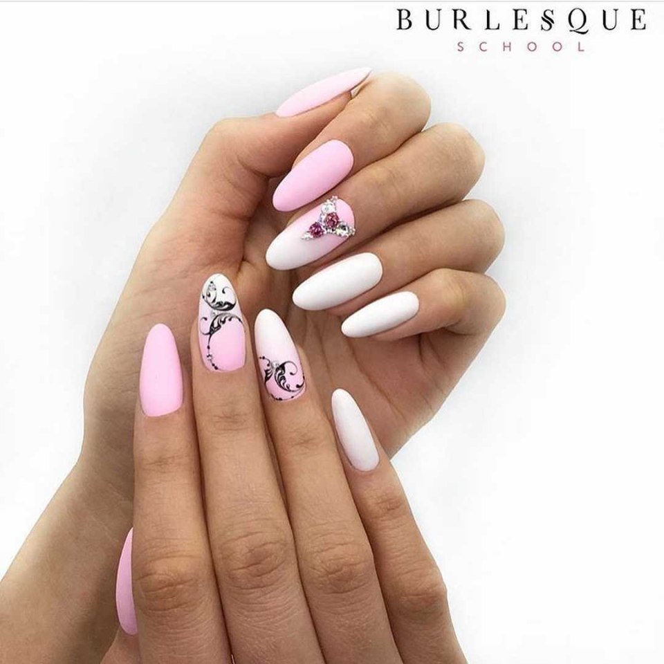 Ногти розовые с белым