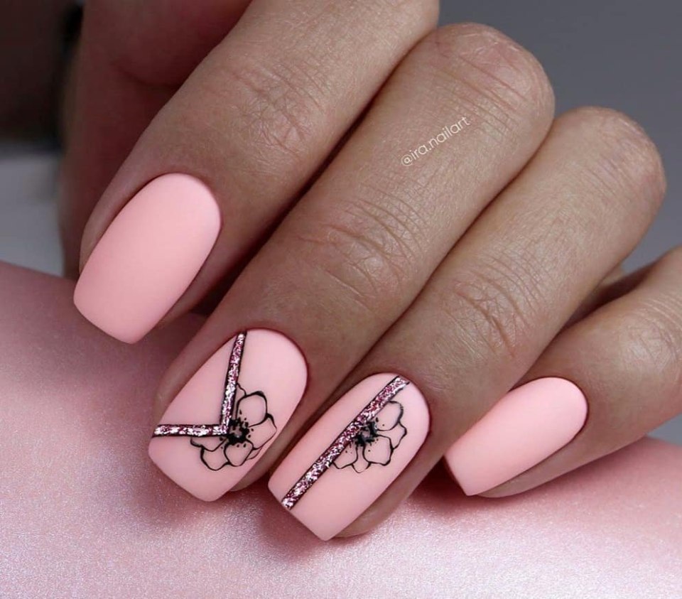 Розовый осенний маникюр