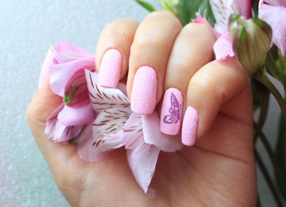 Розовый маникюр