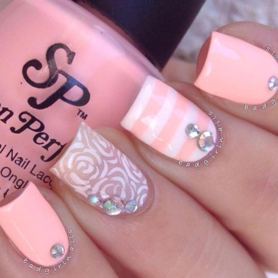 Маникюр розово персиковый с рисунком