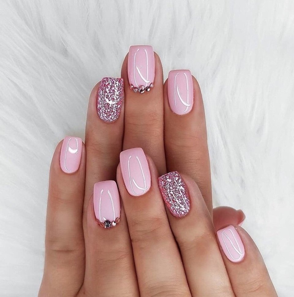 Ногти розовые с белым рисунком