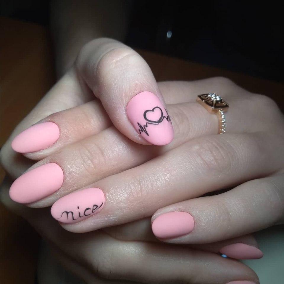 Розовый маникюр на короткие ногти с рисунком