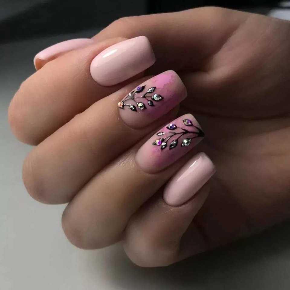 Маникюр с цветочками и стразами