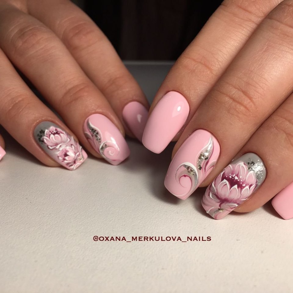 Маникюр розовый с цветочками