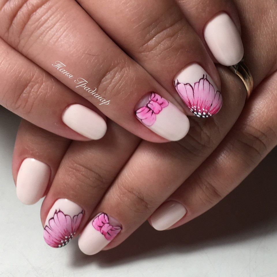 Ногти светлые с цветочками