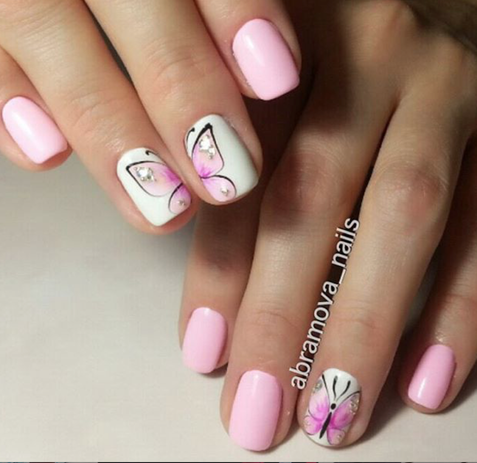 Розовый маникюр с бабочкой