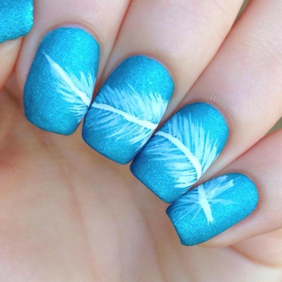 Маникюр перо на ногтях голубой