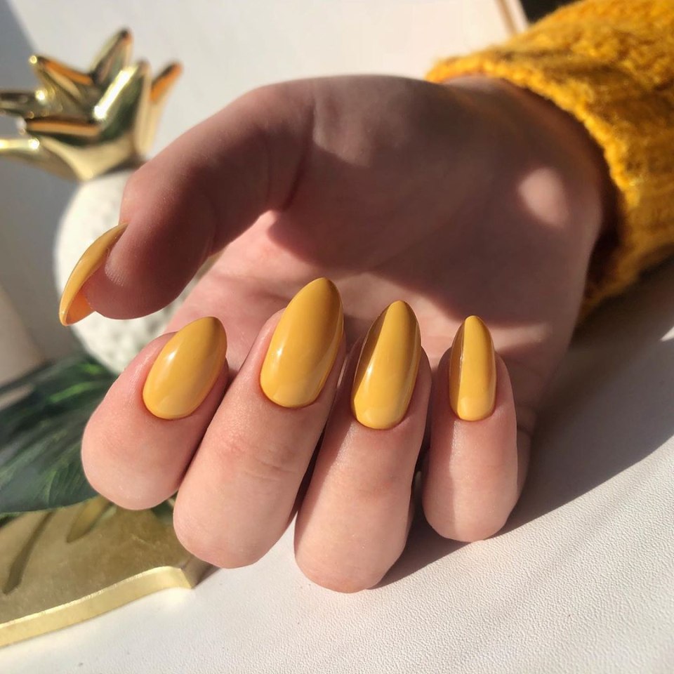 Маникюр с листиками