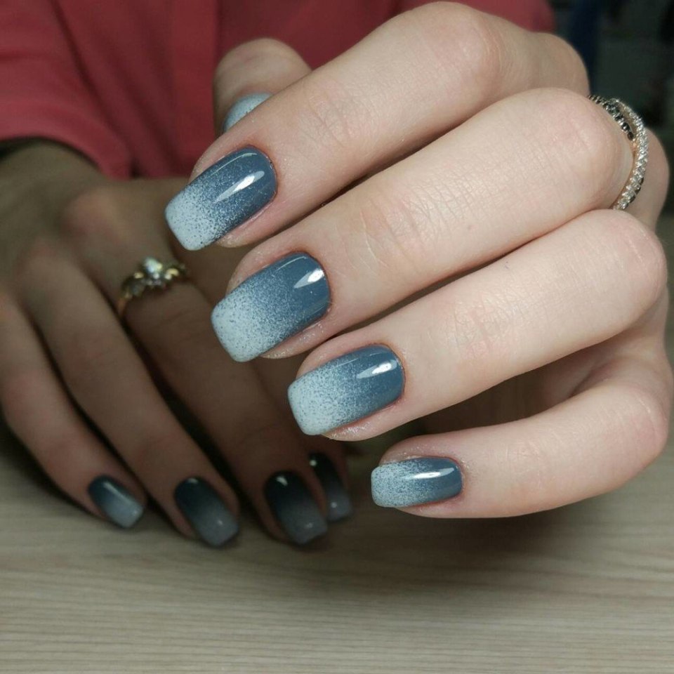 Маникюр серый с голубым