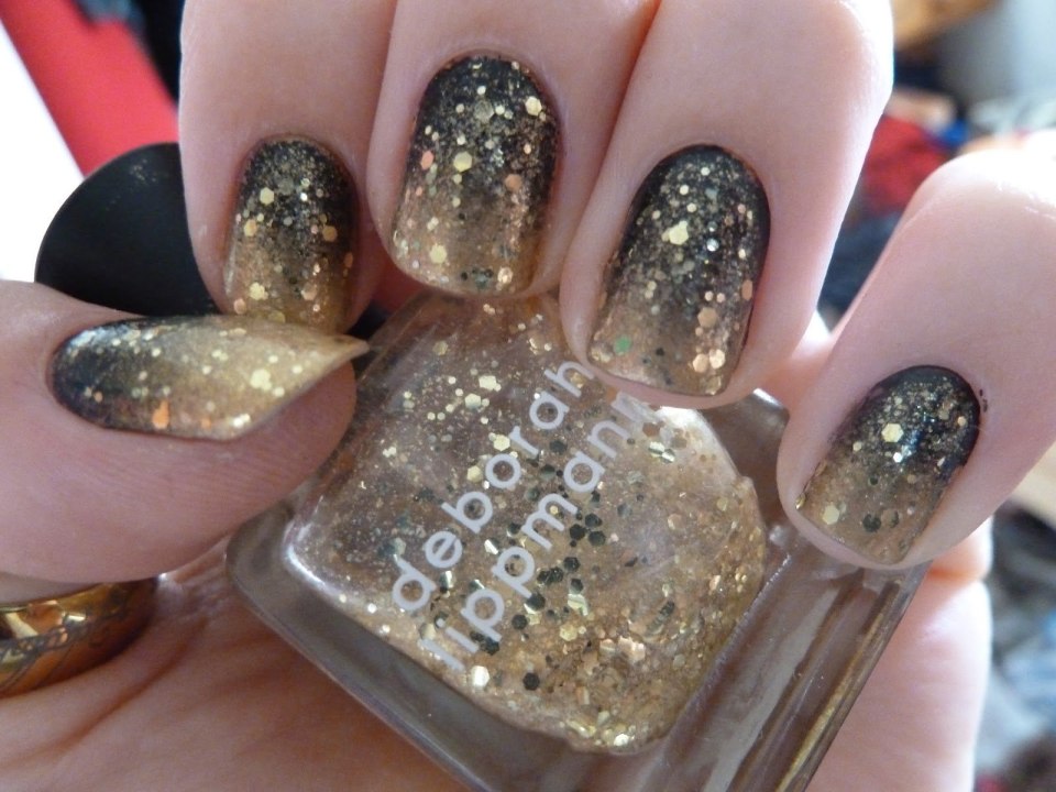 Маникюр чёрный с золотистыми блестками