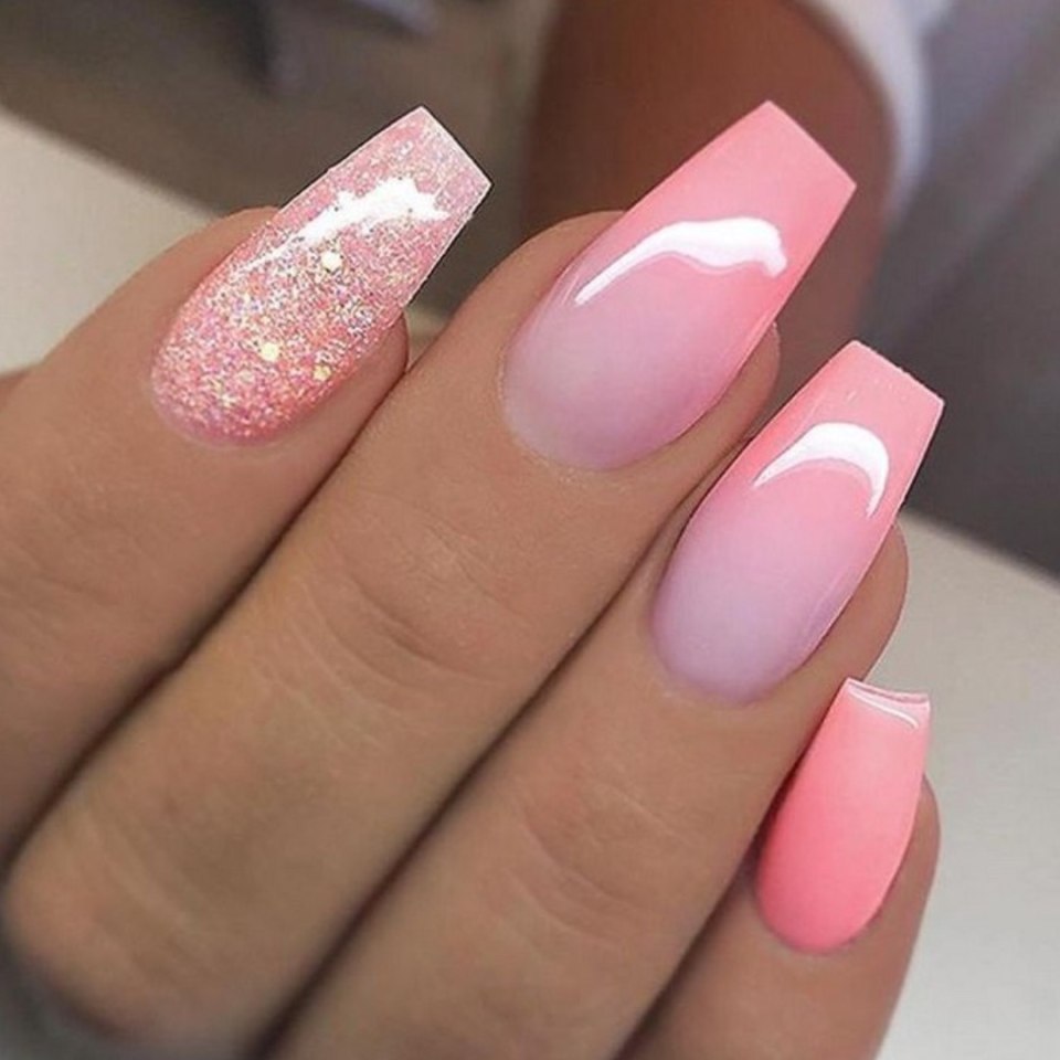 Розовый маникюр с растяжкой