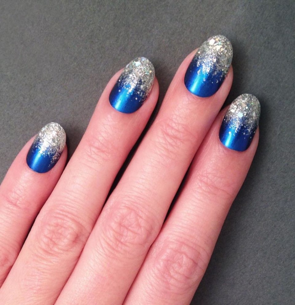 Градиентный маникюр с блестками