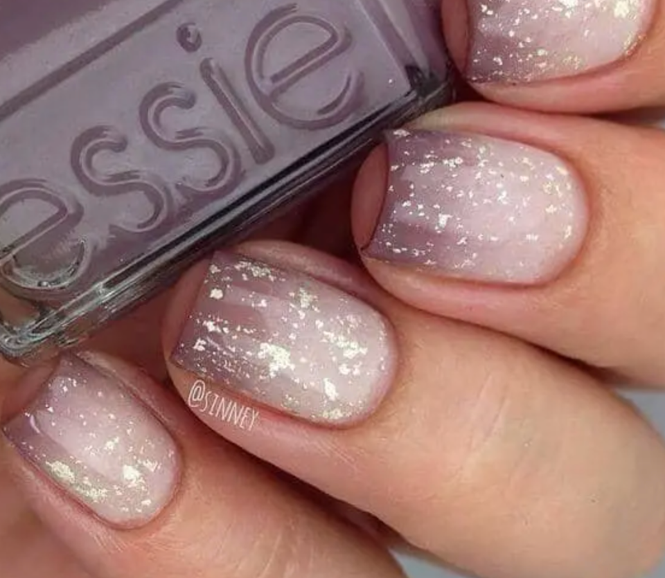 Нейтральный маникюр с блестками