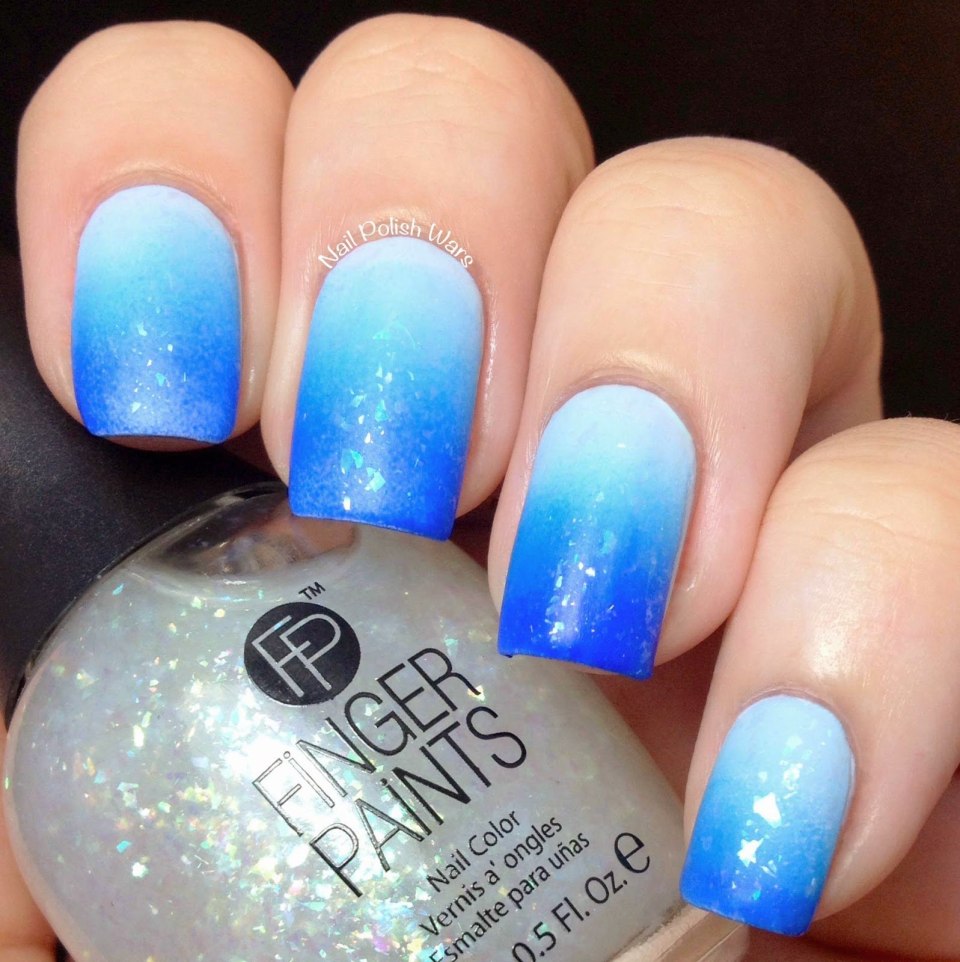 Маникюр омбре голубой