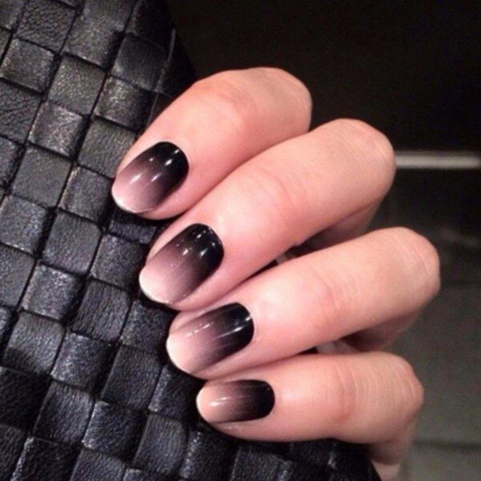 Маникюр омбре в темных тонах