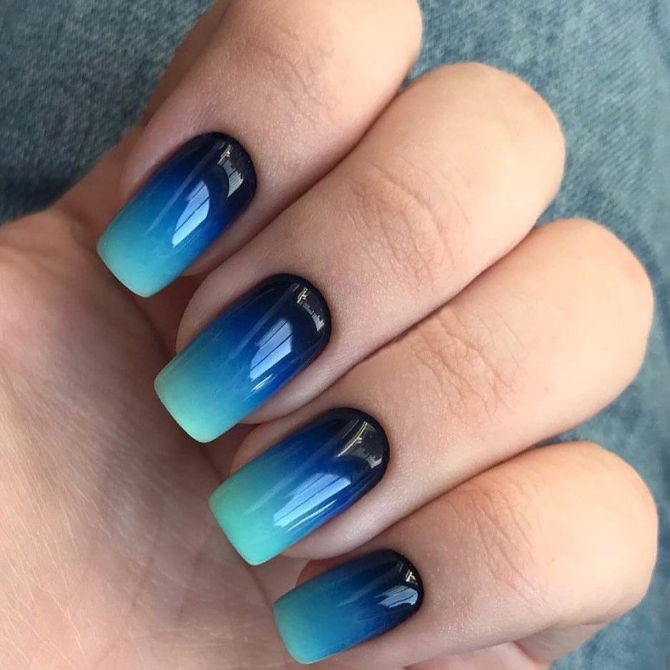 Маникюр омбре синий