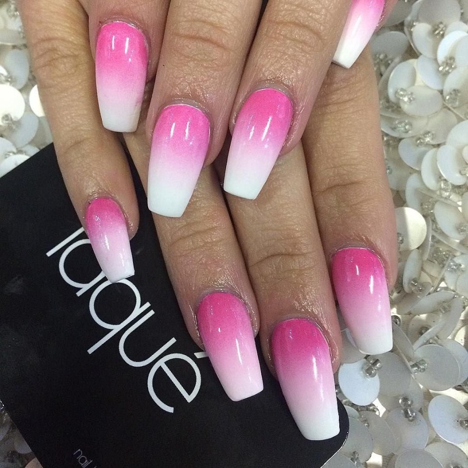 Омбре на ногтях розовый с белым